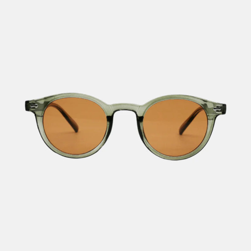 Sunglasses Vero Green – Round frame in a translucent green finish, fitted with warm amber-tinted lenses. Classic keyhole bridge design with subtle metal detailing on the temples, straight temples with curved tips for a comfortable fit, photographed against a plain light background. www.zenluk.com