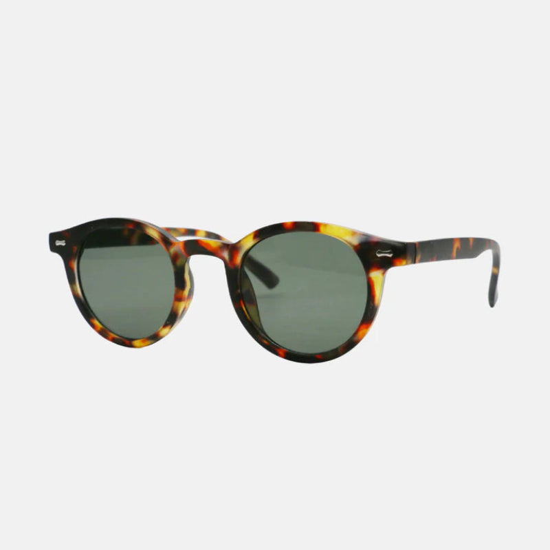 Sunglasses Vero Leopard Green – angled side view showing the glossy tortoiseshell frame with amber, brown, and black tones, dark green polarized lenses, smooth curved temples, and subtle metallic accents, photographed on a light grey background – www.zenluk.com