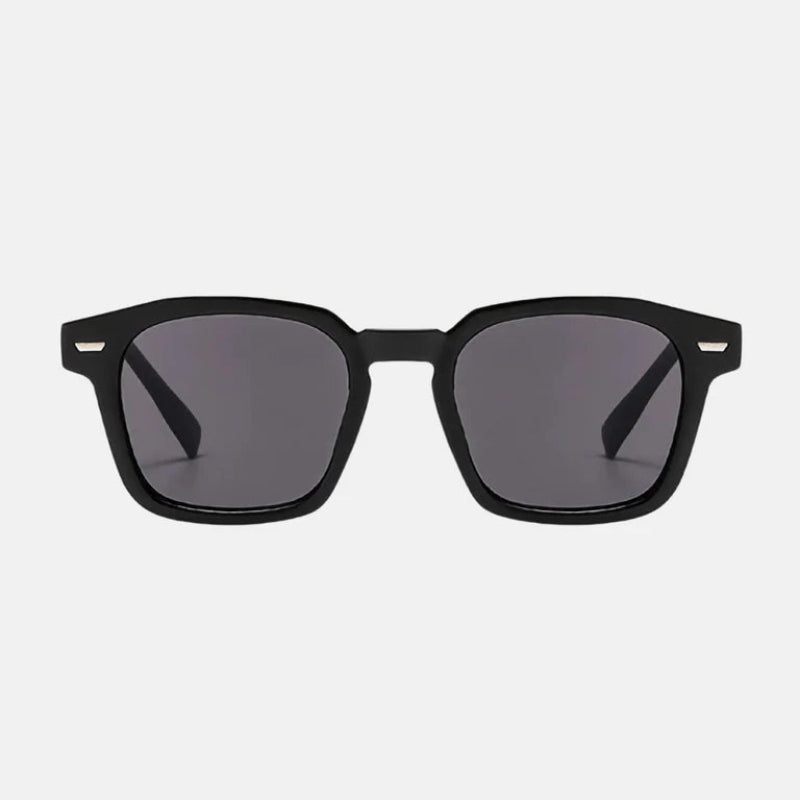 Sunglasses Noir Black – Rectangular sunglasses with slightly rounded edges, dark UV-protected lenses, subtle metallic accents on the upper corners, and straight temples. Minimalist and timeless design. Discover more at www.zenluk.com