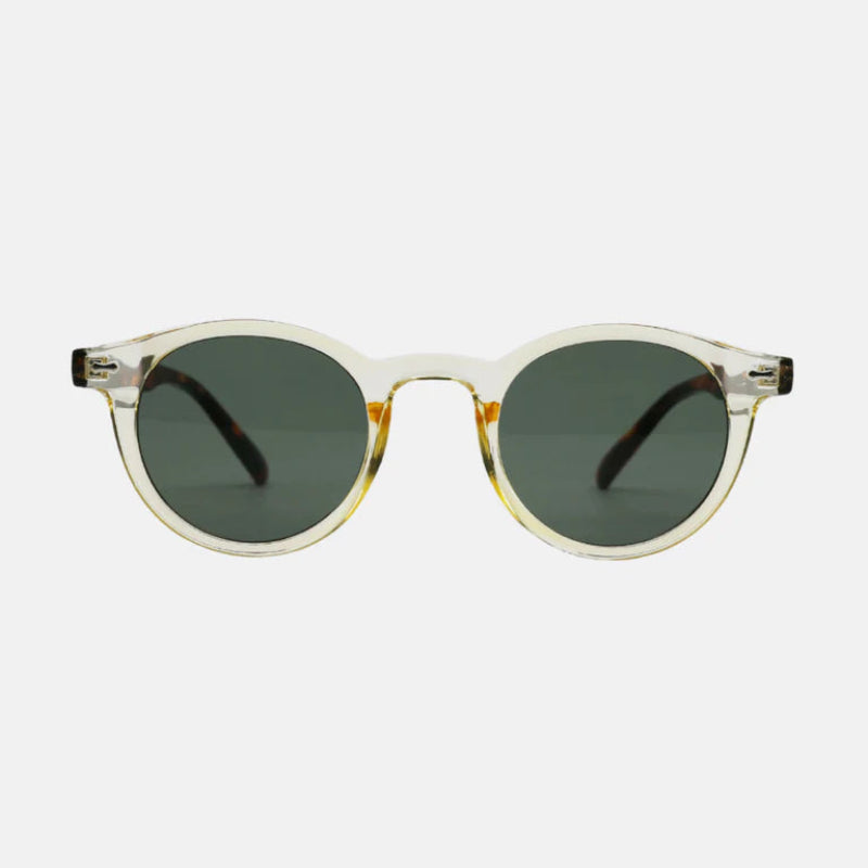 Sunglasses Vero Beige – round frame with a transparent beige acetate front subtly blended with light amber tones. Features dark green polarized lenses, keyhole bridge, and minimal metallic hinge details. The temples are straight with tortoiseshell pattern tips, set against a clean white background. www.zenluk.com